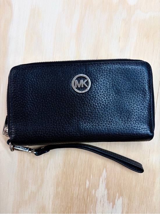 Michael Kors Handbags - Michael Kors Fulton Pebbled Leather Smartphone Wristlet - Black/Silver